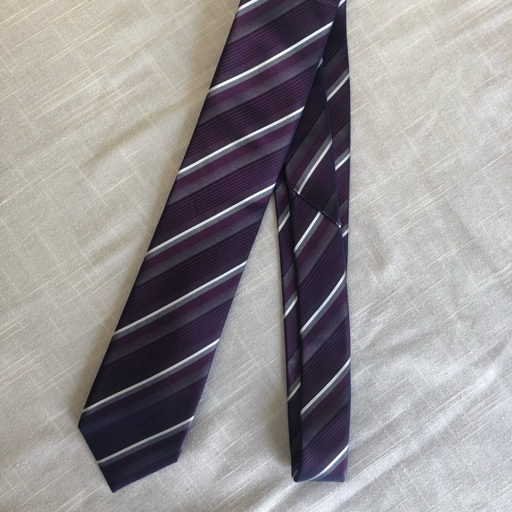 Kenneth Cole Reaction silk purple & white striped tie